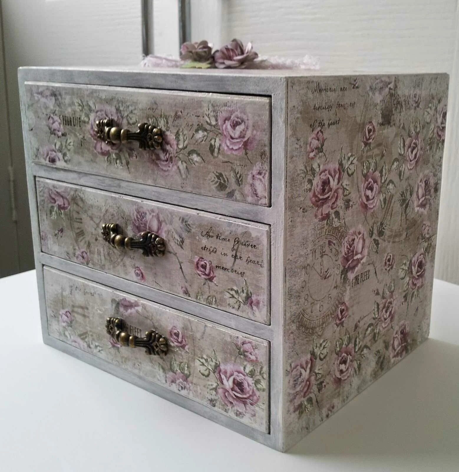 Декупаж мебели для начинающих. Декор старой тумбочки. Декор мебели тканью. Расписная мебель в стиле прованс. Старый шкаф декупаж.