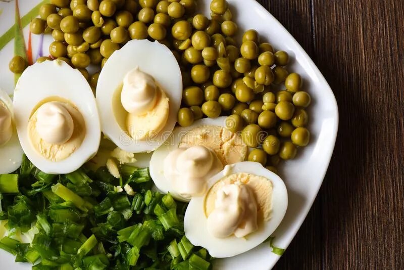 Яйцо с майонезом и горошком. Яйцо с зеленым горошком. яйцо вареное с зеленым горошком. яйцо с зеленым горошком и майонезом.