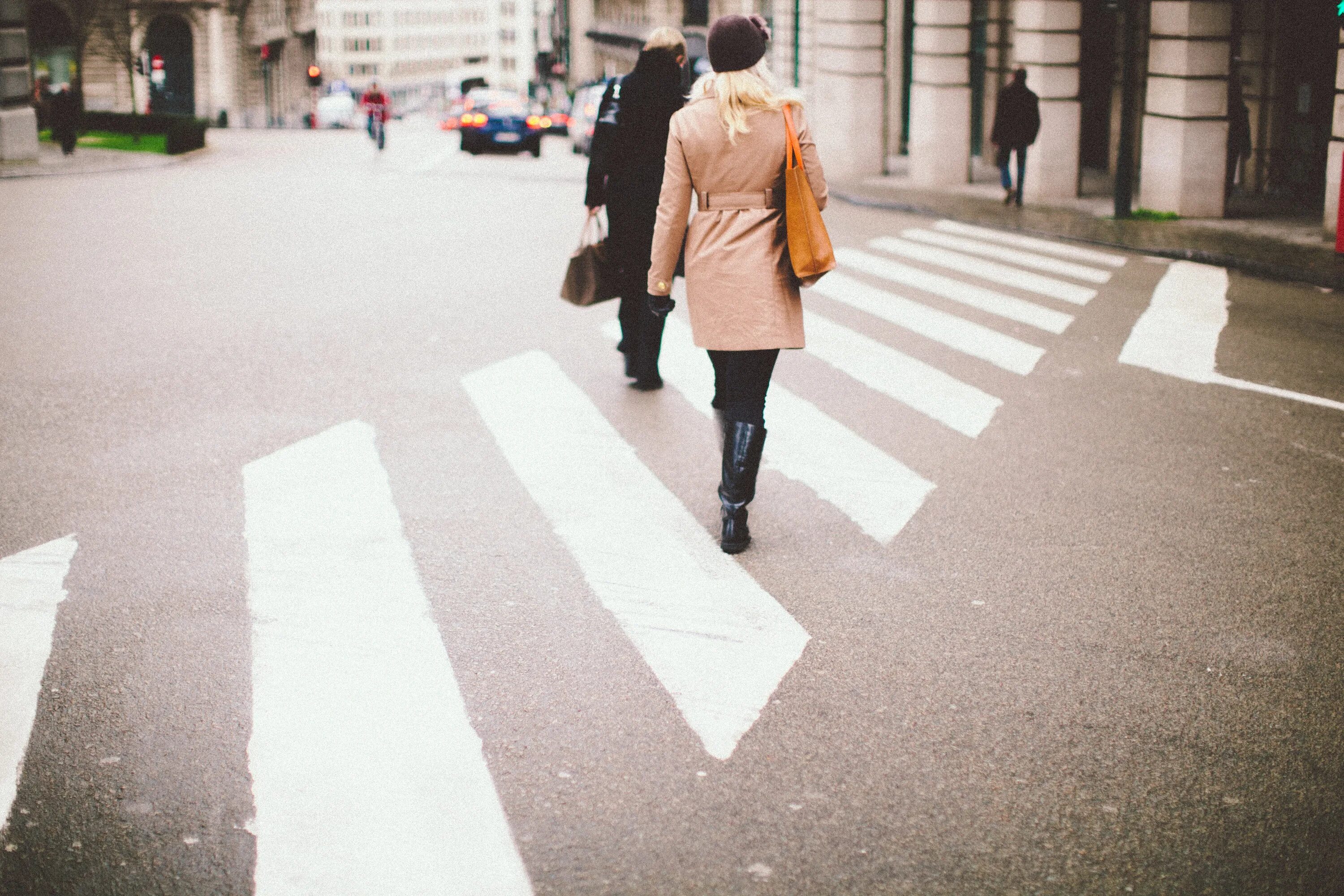 People this road. Пешеход. Фотосессия в переходе. Человек переходит дорогу. Люди на тротуаре.