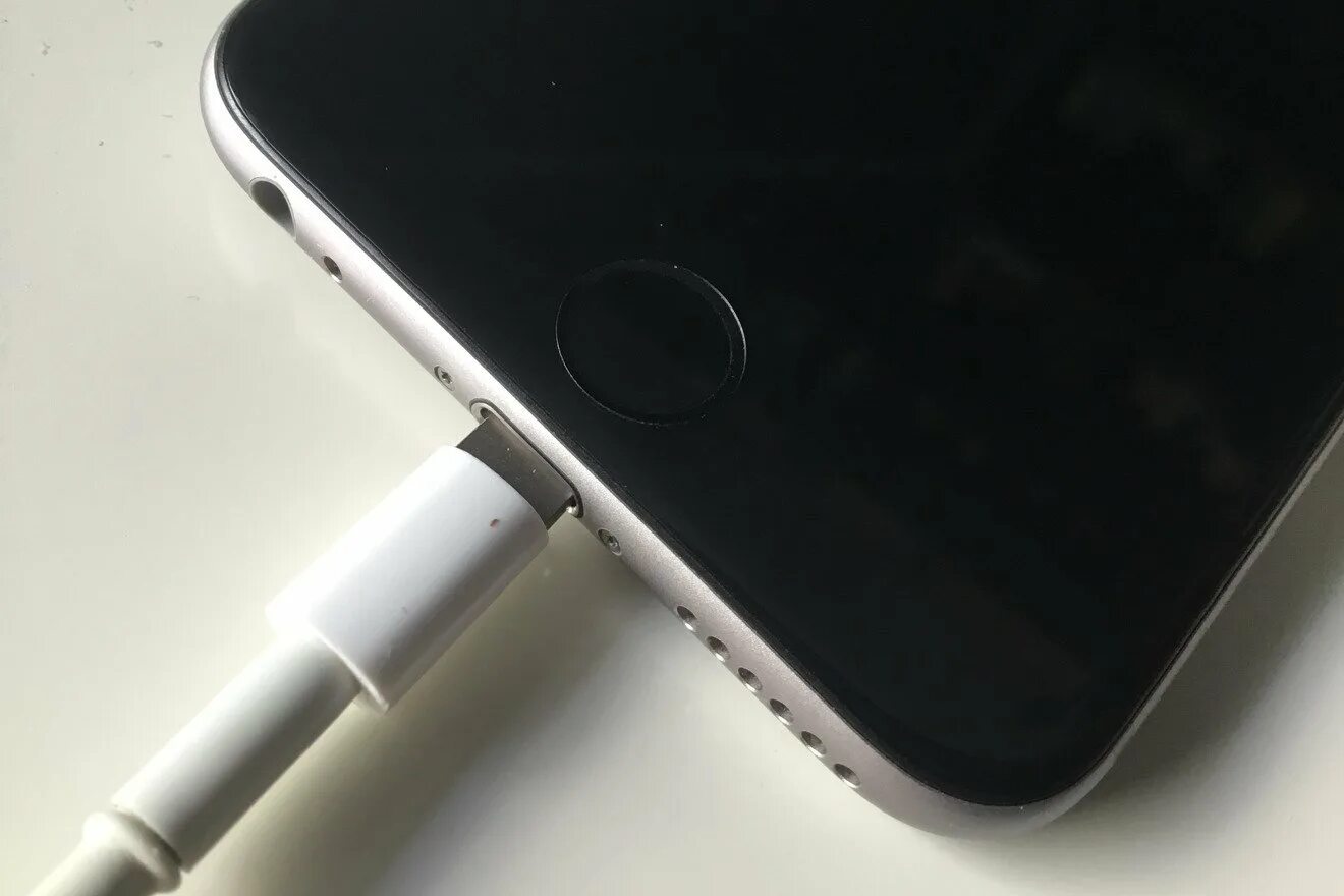 Айфон 11 не включается на зарядке. Iphone 6s Charger. Айфон 6 заряжается. Iphone не заряжается. Iphone 6s заряд не заряжается.