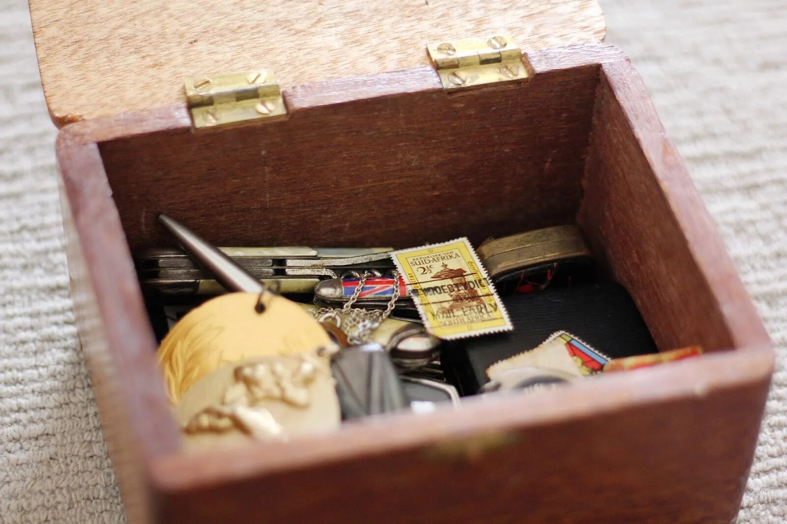 Предметы хранящие память. Коробка воспоминаний. Коробочка с памятными вещами. Ящик с вещами. Коробки для воспоминаний.