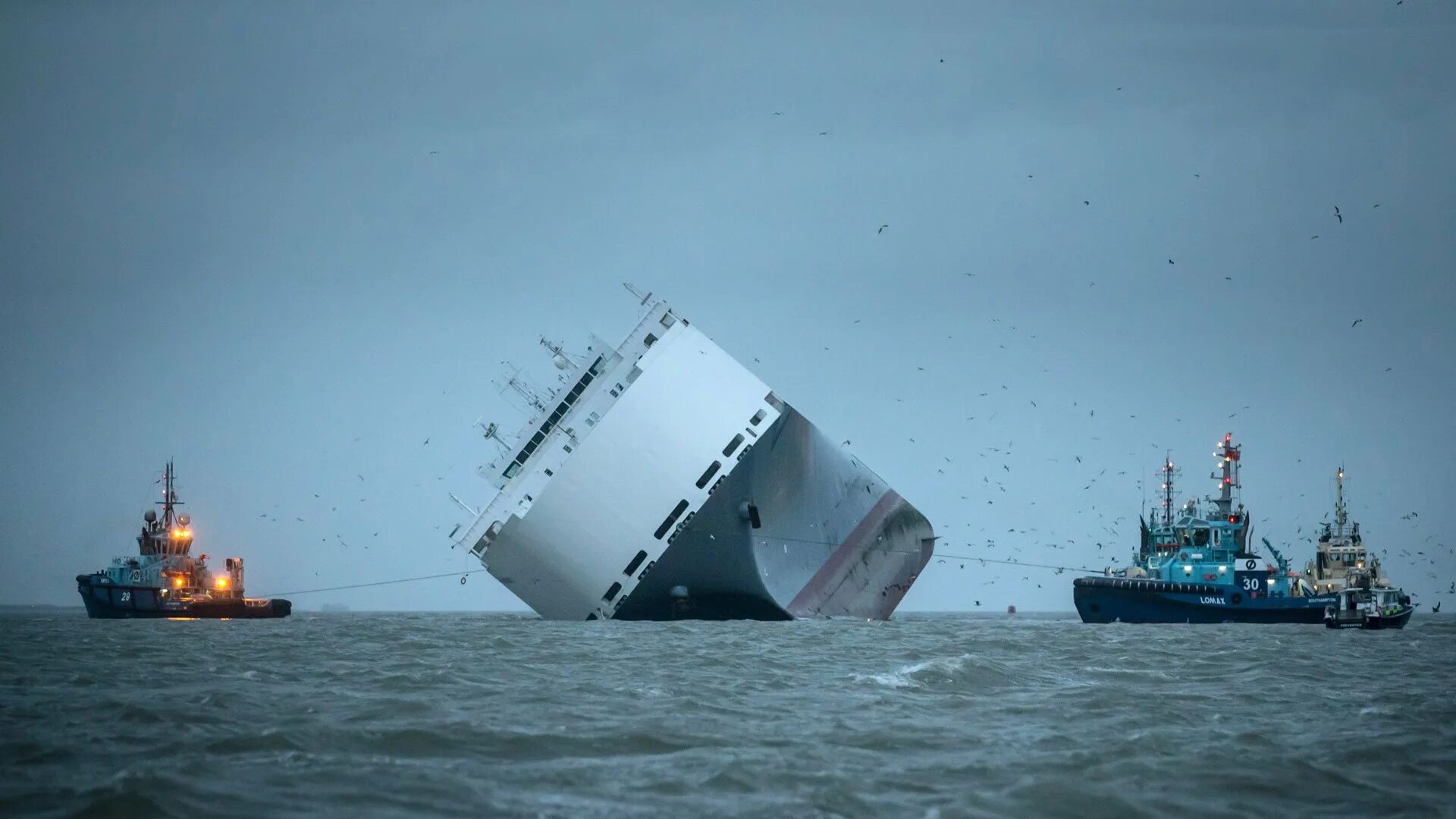 Корабли сели на мель. Крушение корабля Рио. Крушение автовоза Hoegh Osaka. Корабль на мели. Корабли севшие на мель.