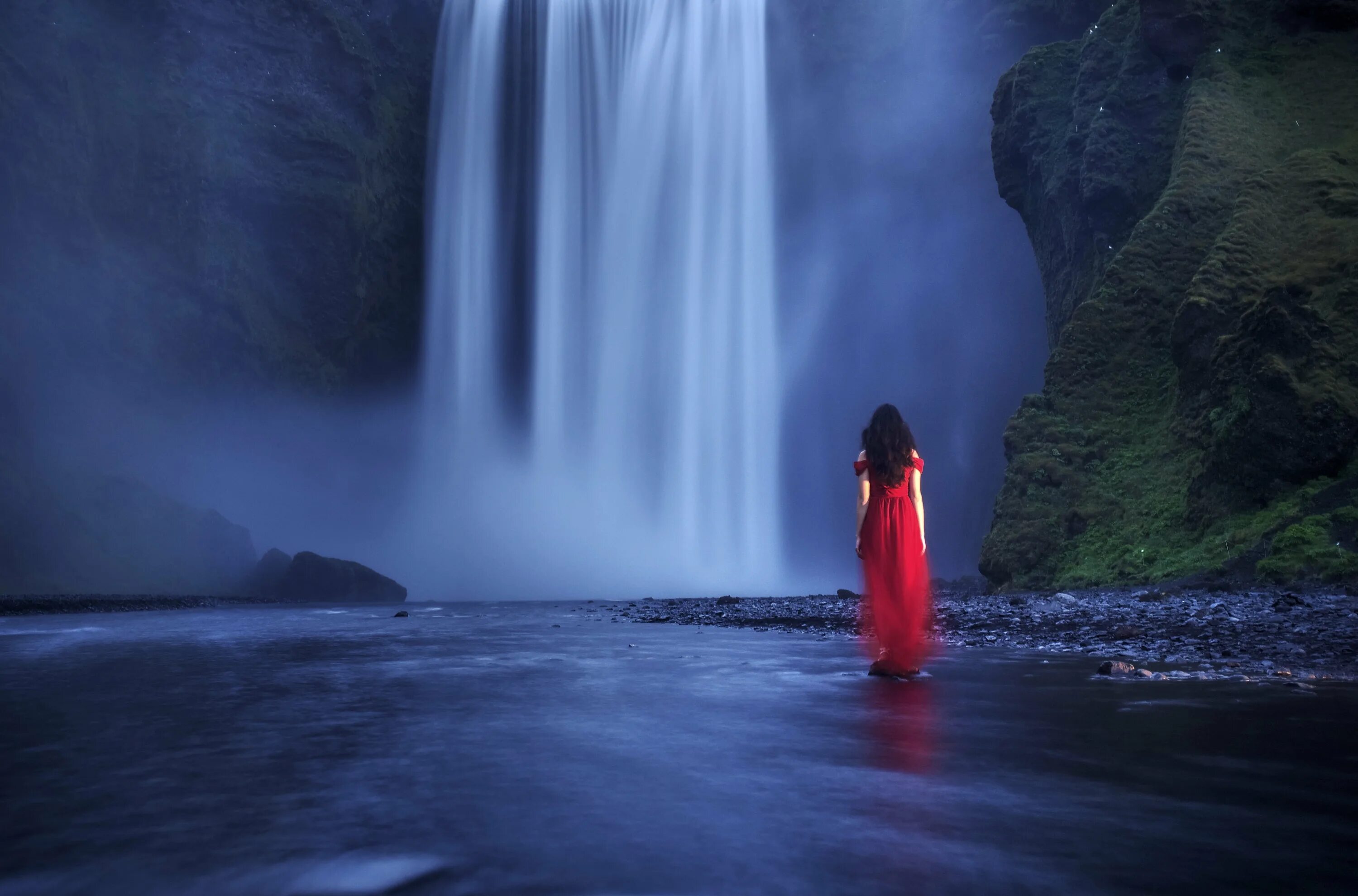Девушка у водопада. Девушка возле водопада. Фотосессия у водопада. Ночной водопад. Слезы водопад песня