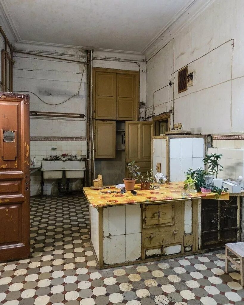 Коммуналка отзывы. Кухня в коммуналке. Старая кухня. Кухня в старой квартире. Квартира коммуналка.