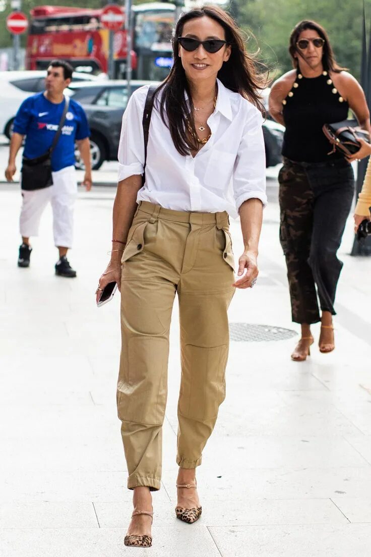 Брюки карго 2022 стрит стайл. Брюки карго стрит стайл. Штаны карго стиль 2022. С чем одеть карго. С чем одеть карго.