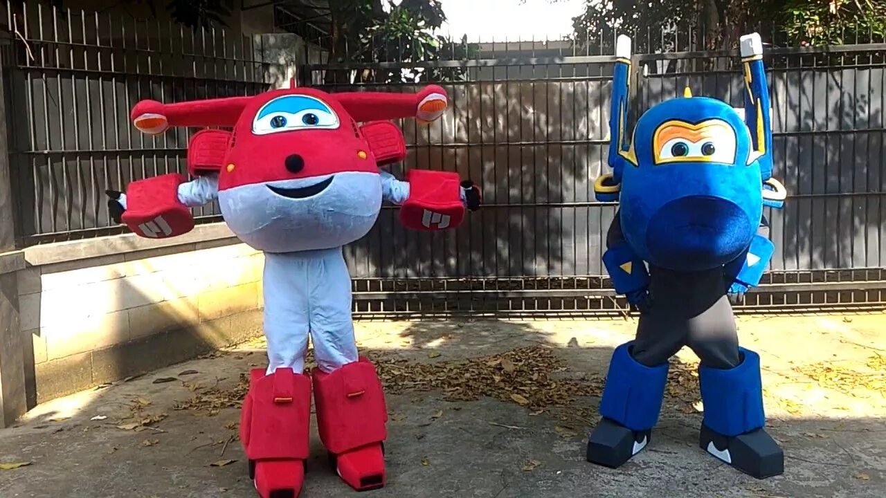 Костюм джет супер крылья. Детский костюм самолет. Аниматор джет супер крылья. Супер крылья костюм. Костюм супер крылья джетт.