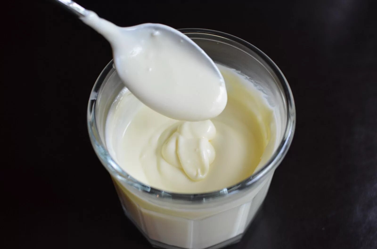 сливки из молока. сливки на молоке 5. сливочное молоко. заварной крем чиз. крахмал в йогурте.