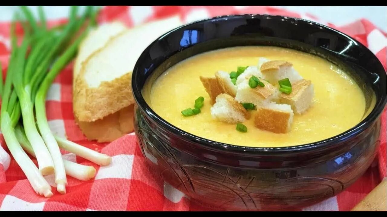 Суп-пюре с плавленным сыром и курицей. Сырный суп пюре. Куриный суп с плавленым сыром. Сырный суп пюре с курицей.