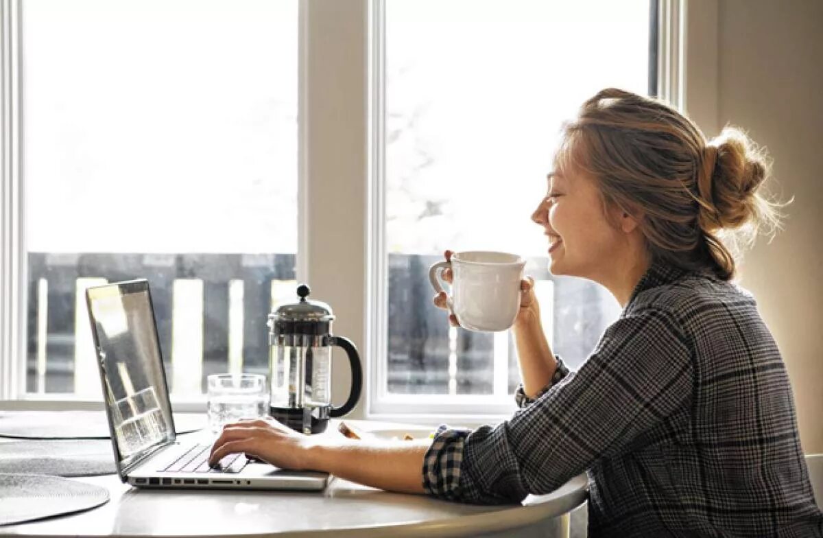 люди в кофейне. с психологом за чашкой чая. девушка пьет чай. домашний завтрак. парочка в кофейне.