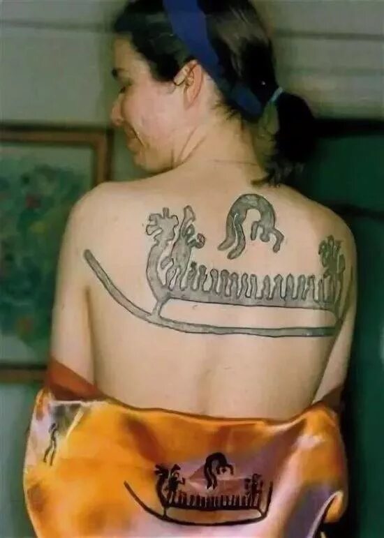 татуировки женщин на зоне. советские тюремные татуировки. тюремные наколки. татуировки женщин на зоне. женские тюремные татуировки.