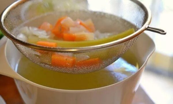 Как процедить бульон без сита. Процедить куриный бульон. процеживание бульона. готовый бульон процеживают. как процедить суп.