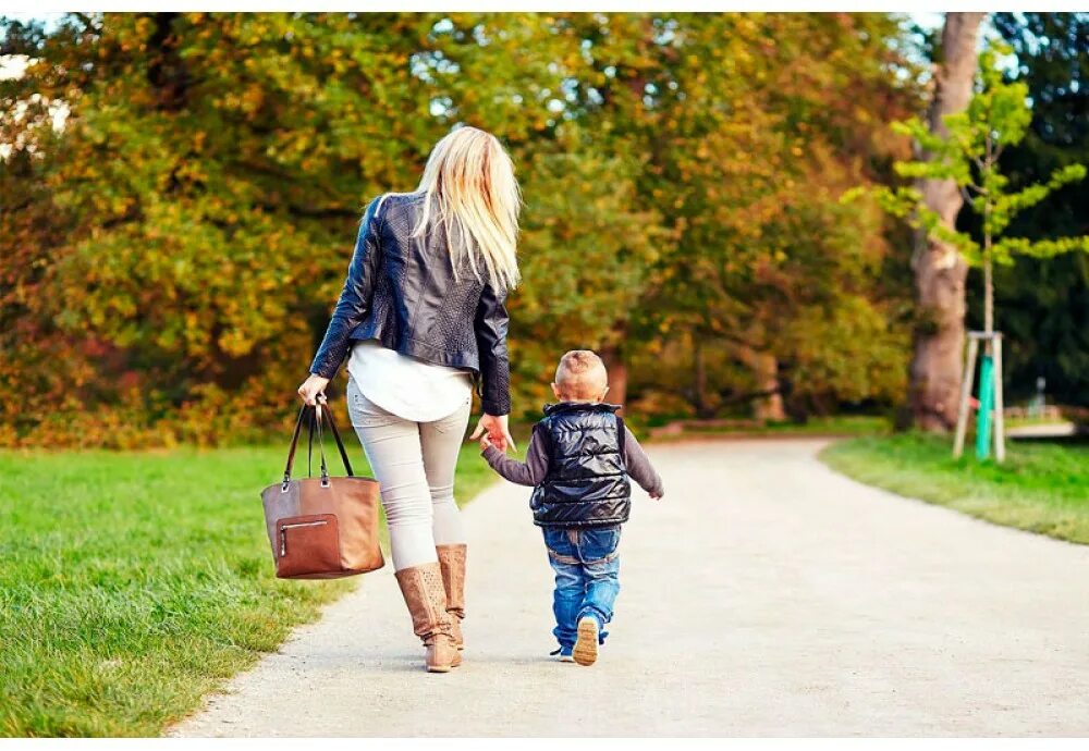 Дети на прогулке. Мама гуляет с ребенком. Мама с ребенком идут. Мамочки с детьми на прогулке.