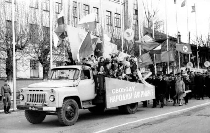 1 мая 1988. Автомобили на советских первомайских демонстрациях. Советская демонстрация. Парад 1 мая СССР. Первомайская демонстрация в СССР.