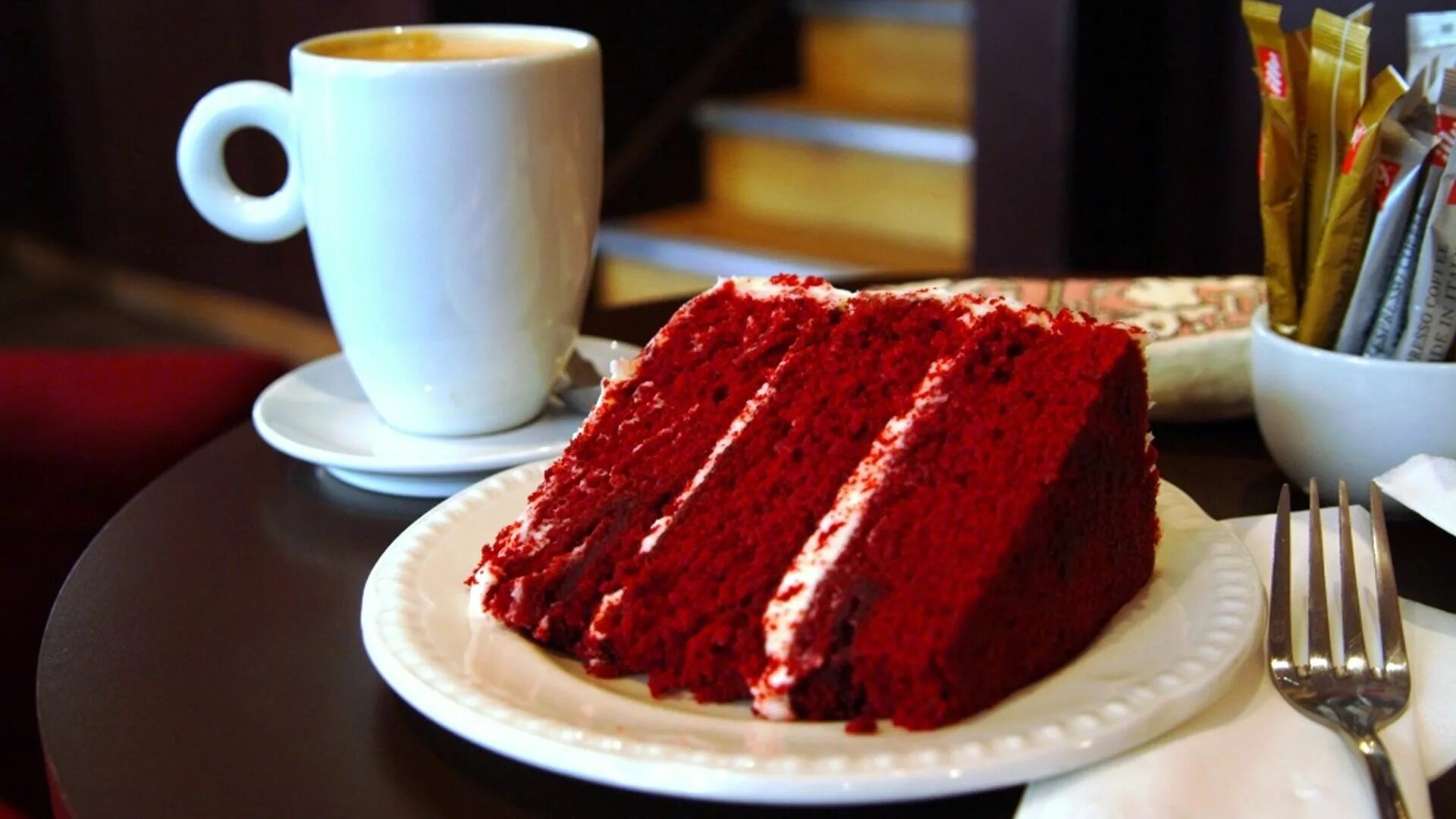 Красный голодный. Red Velvet Cake. Пирожное красный бархат. Торт красный бархат и кофе. Красный бархат кусок.