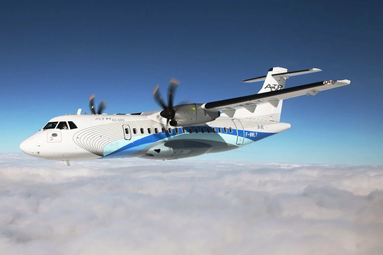 Турбовинтовой самолет пассажирский. ATR 72 самолет грузовой. Турбовинтовой самолет АТР 42 600. Турбовинтовой Airbus пассажирский. Турбовинтовые самолеты малой авиации.