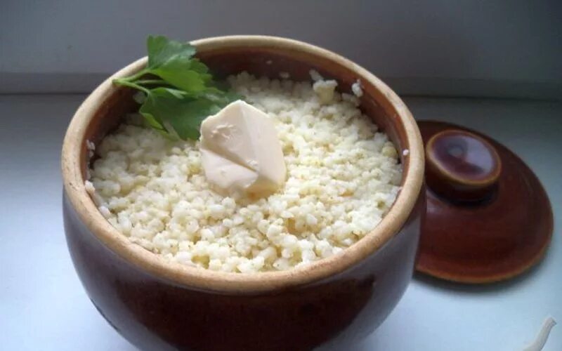 Каша пшенно рисовая на молоке в духовке в горшочке. Каша рисовая с мясом в горшочке. Рисовая каша на молоке в духовке. Рис в горшочках в духовке. Каша тыквенная с пшеном в горшочке на молоке.