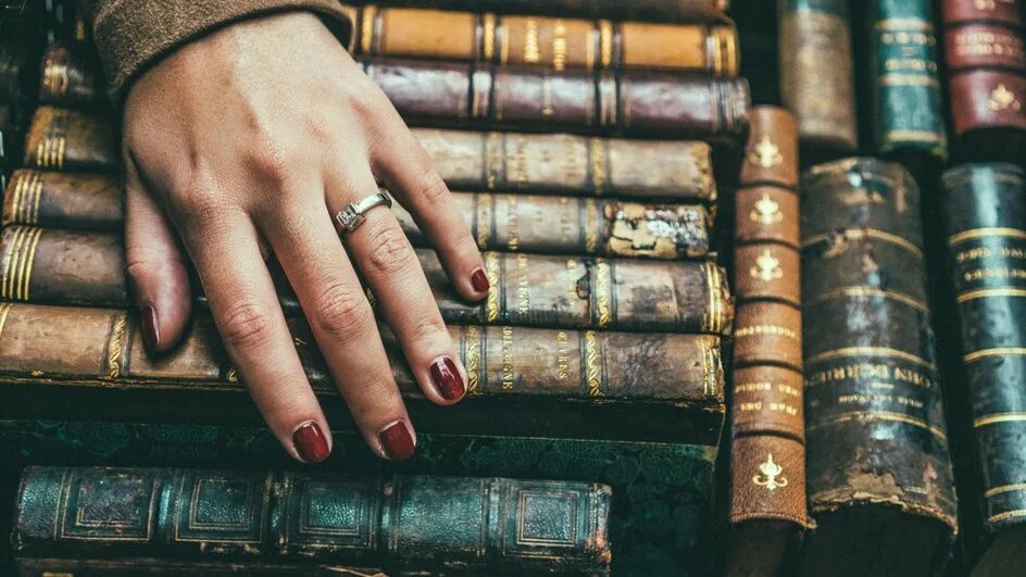 Книга сверху. Библия в руках. Книги обои. Книжка в руках. Книга в руках.