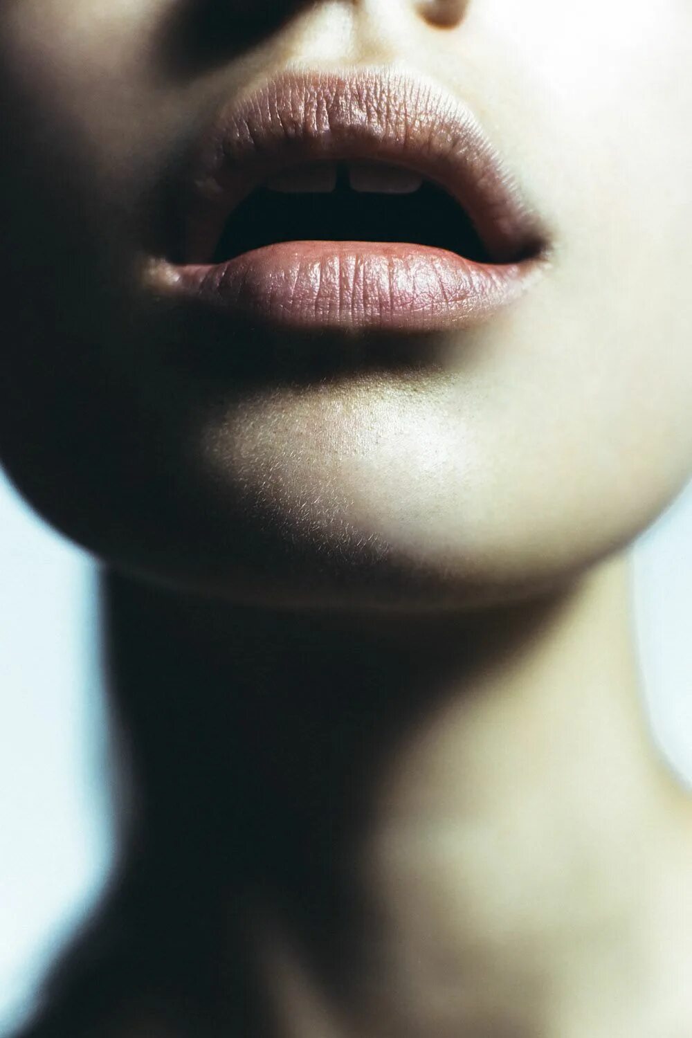 Рот девушки с языком. Губы девушки. Красивые губы девушек. Фото губ девушек. Сочные губы девушек.