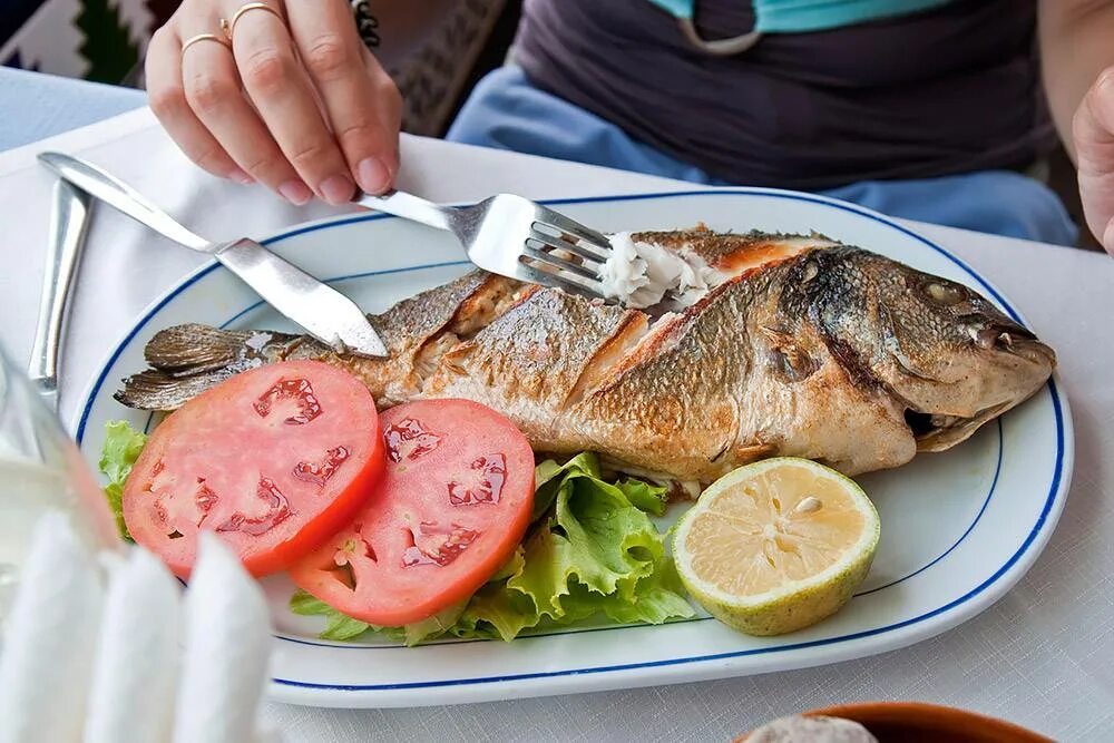 Может ли рыба съесть человека. Рыба кушать. Рыба в ресторане. Что едят рыбы.