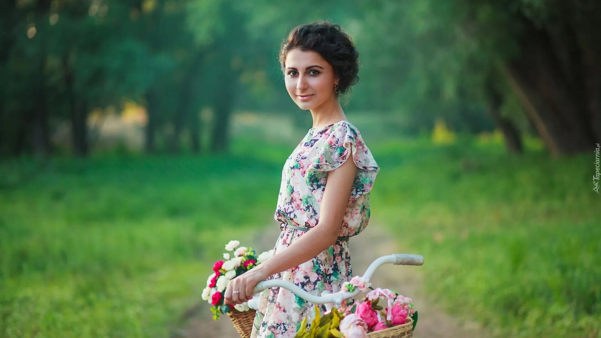 Женщина с корзиной цветов. Корзинка цветов для женщины. Фотосессия с цветами в корзине. Женщина с корзиной цветов. Женщина с корзиной цветов.