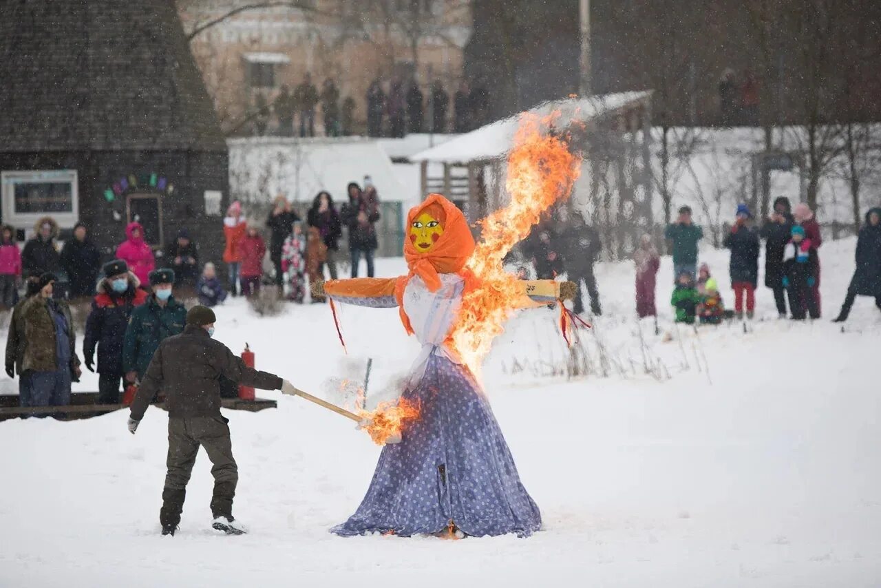 Масленица на ВДНХ 2023. Праздник Масленица сожжение чучела. Чучело на Масленицу. Сжигание Масленицы. Сожжение масленицы в москве