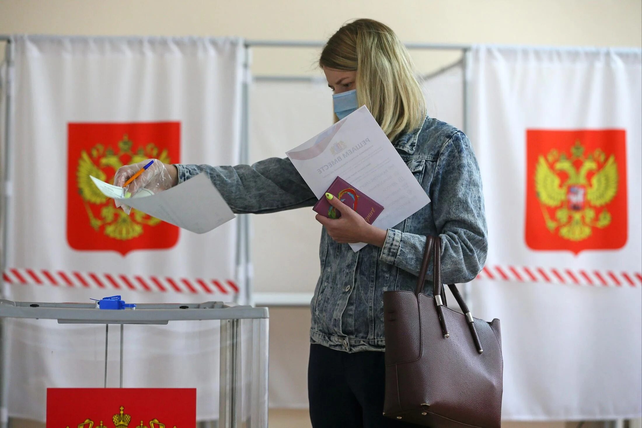 Тайное голосование граждан граждане выражают. Выборы. Люди голосуют. Люди голосуют на выборах. Выборы в России.