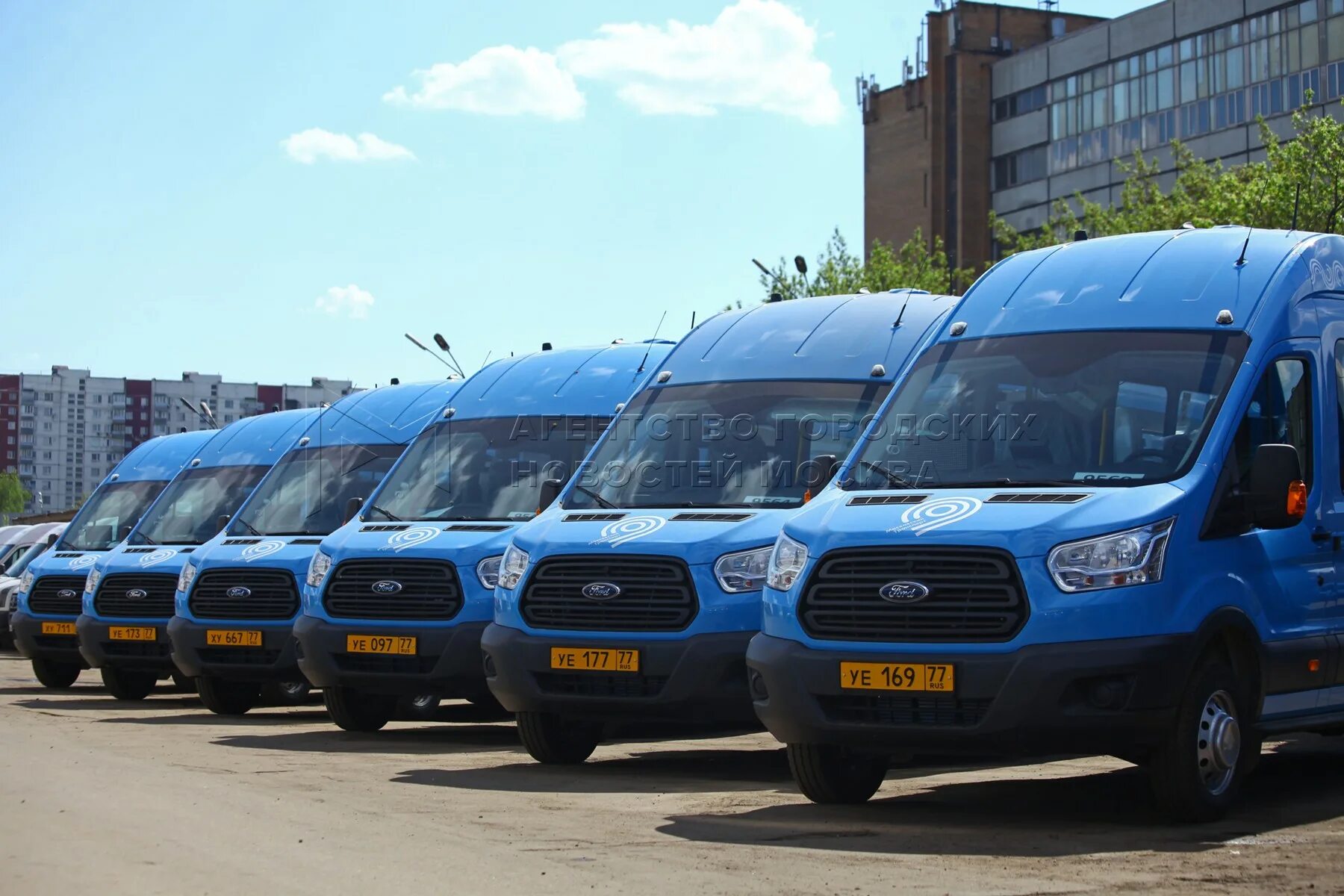 Найти маршрутное такси. Ford Transit Мосгортранс. Мерседес Спринтер Мосгортранс. Маршрутное такси в Москве. Маршрутный микроавтобус.