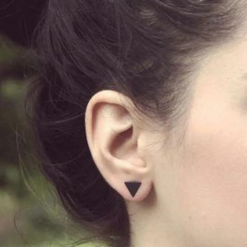 Чёрные серёжки гвоздики. Серьги гвоздики черные круглые. Сережки треугольники черные. Черные сережки гвоздики. Серьги гвоздики черные круглые.