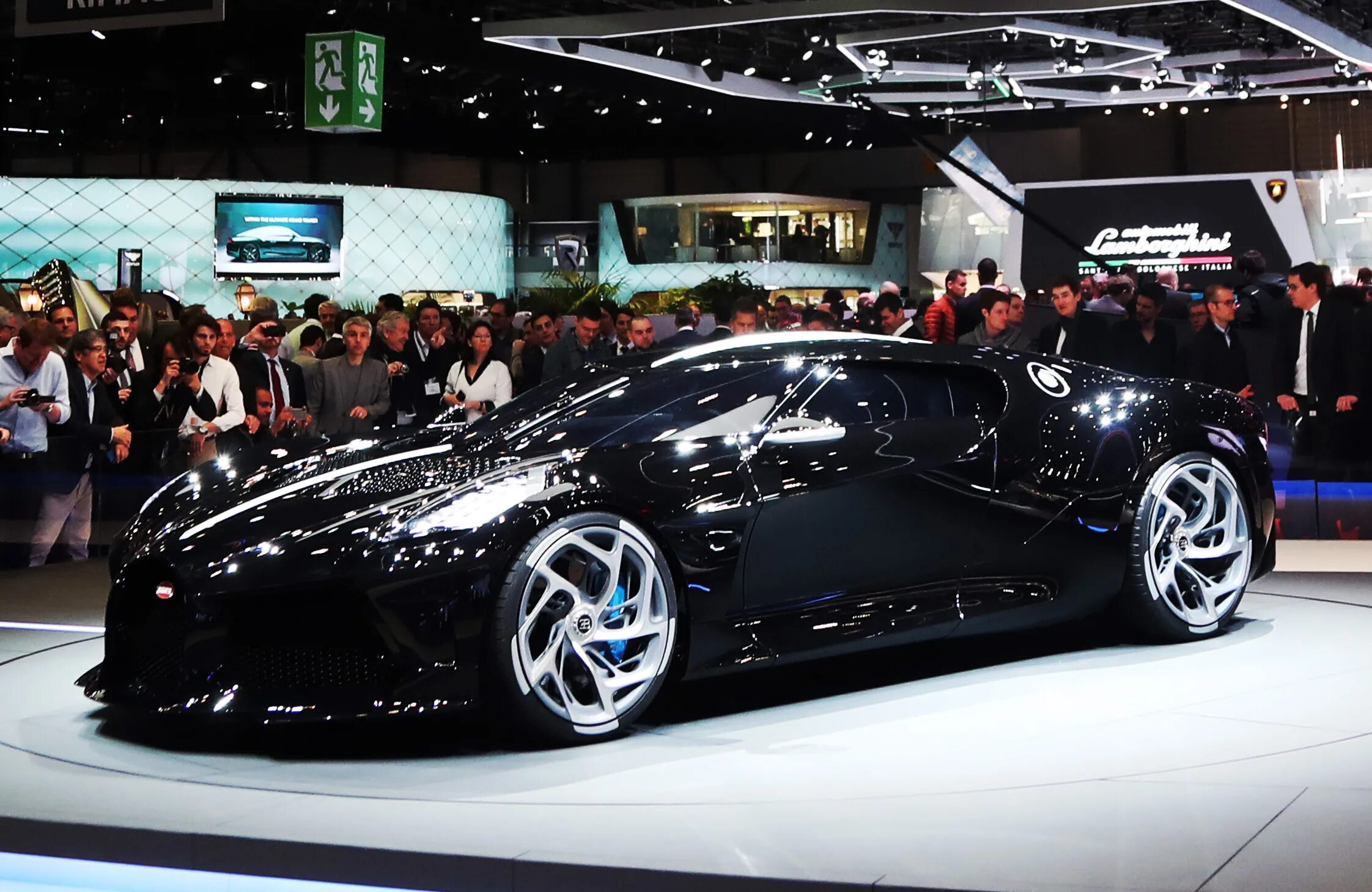 Бугатти ла воитур. Бугатти левюатир Нуар. Машина Bugatti la voiture noire. Bugatti la voiture noire производитель. Bugatti la noire цена