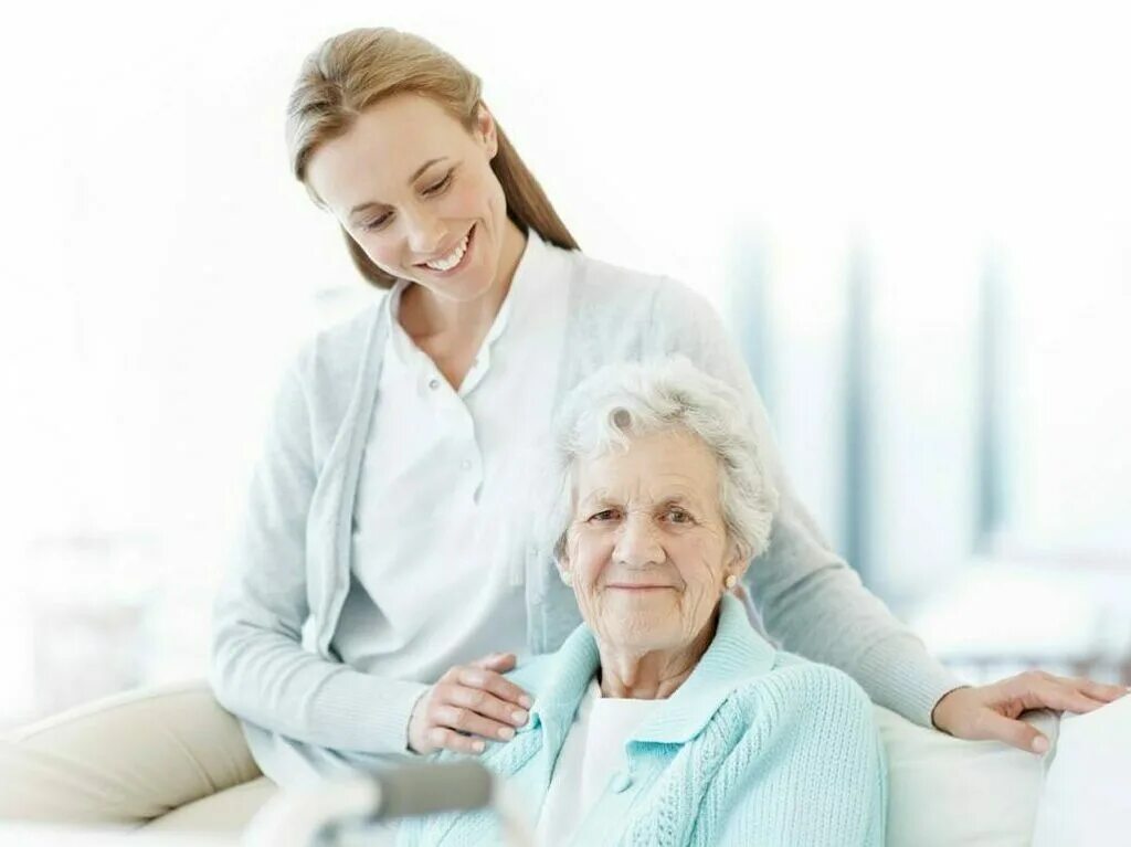 Сиделка для пожилого человека. Забота о стариках. Забота о престарелых. Забота о пожилых людях. Сиделка доверия