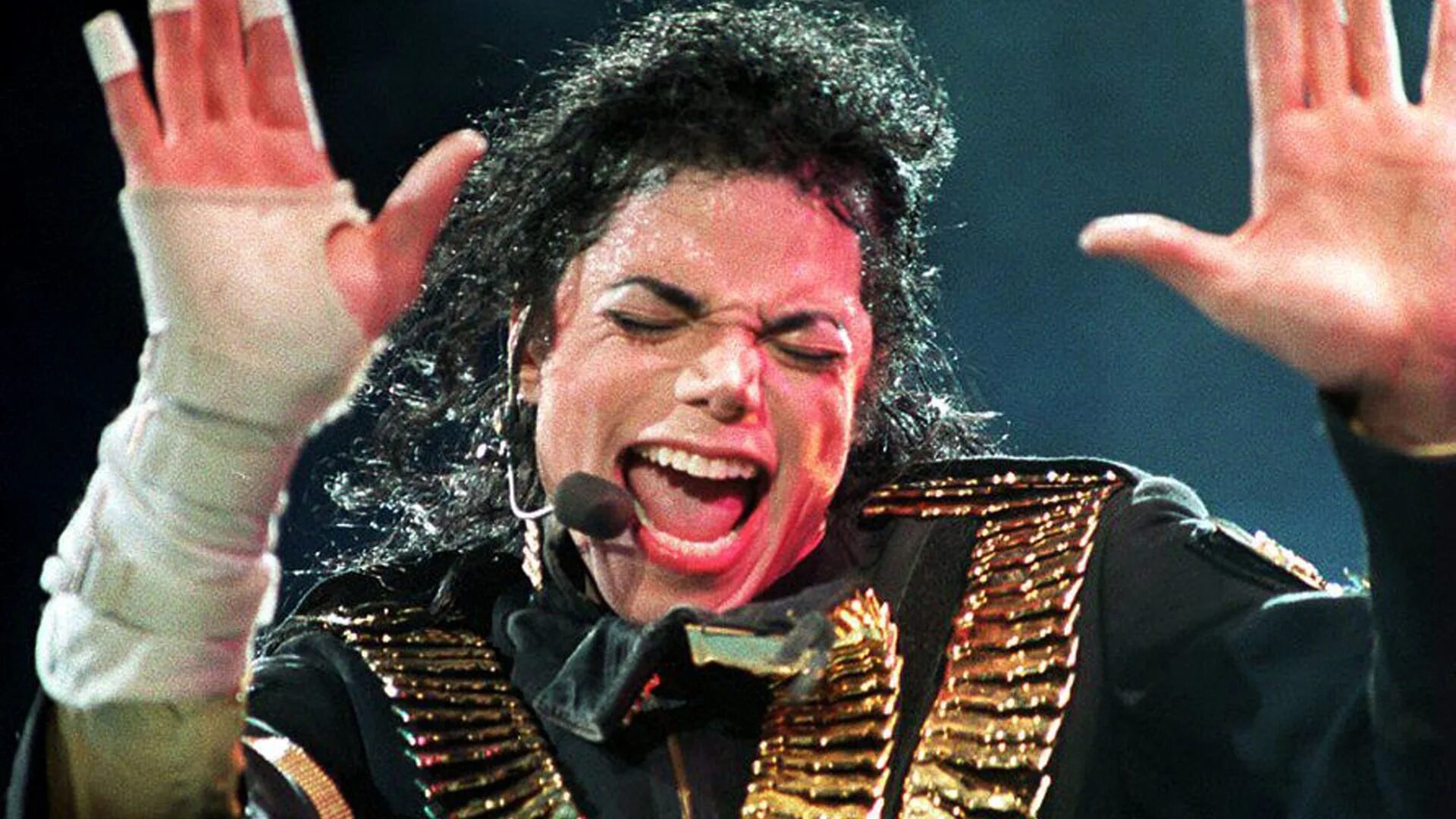Поет песни майкла джексона. Michael, Jackson "Moonwalk".