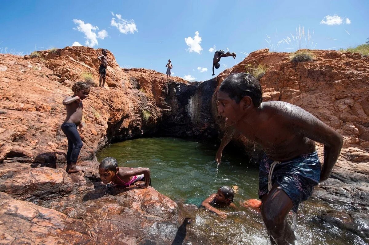 Валенсия город в испании. Австралия люди. Лето пляж люди. Туристы в австралии. Люди на пляже.