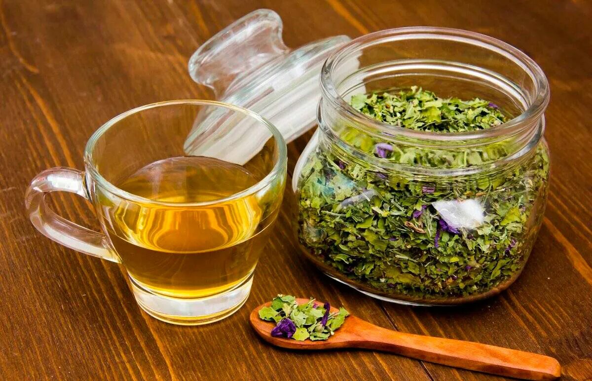 Заварка для цветов. Травяной отвар. Отвар из трав. Чай из трав. Лечебный травяной чай.