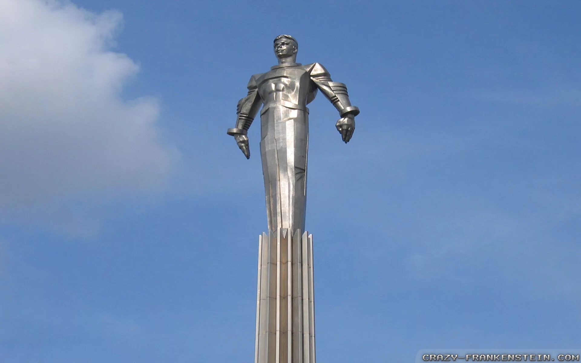 Памятники бюст юрию гагарину эрфурт. Памятник гагарину воротынск калужская. Автор памятника гагарина. Статуя юрия гагарина в москве. Памятник юрию гагарину в москве на ленинском проспекте.