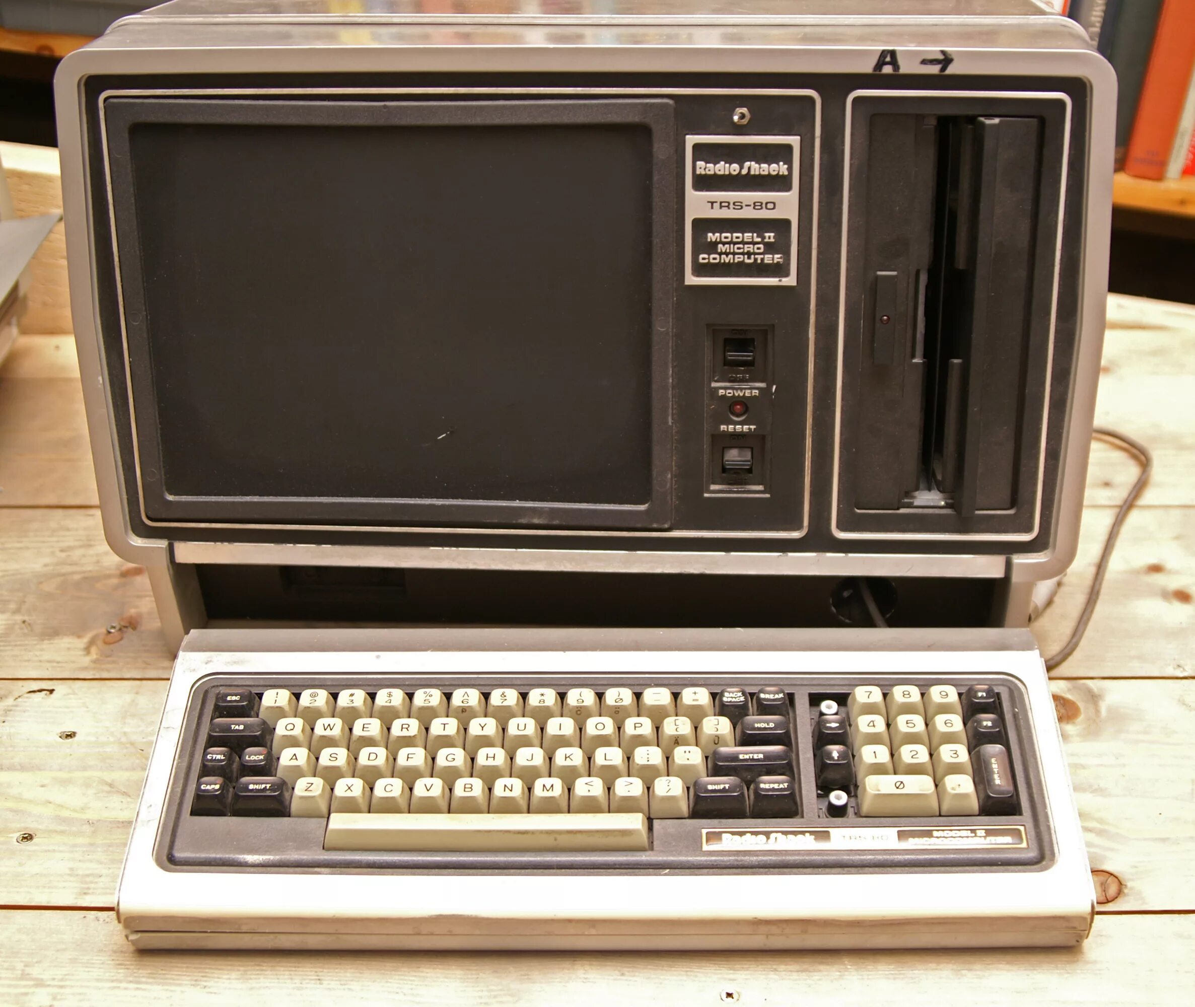 Computer radio. Trs-80. trs-80 computer. trs-80 фирмы tandy-radio shack. trs-80 model 2.