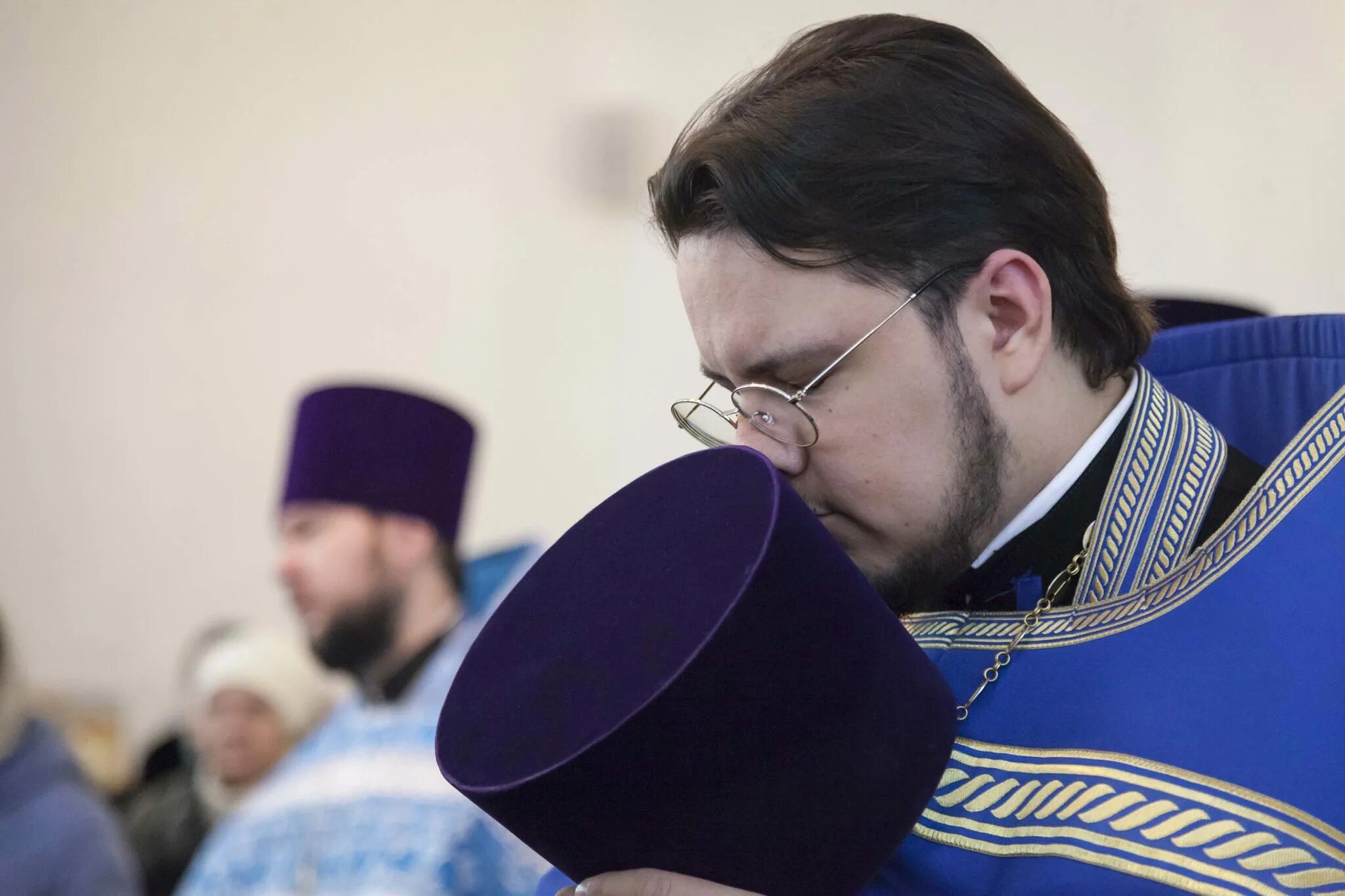 иерей это кто простыми словами. рождество ответ священника. исповедь православие. благословение священника. облачения в рождество.