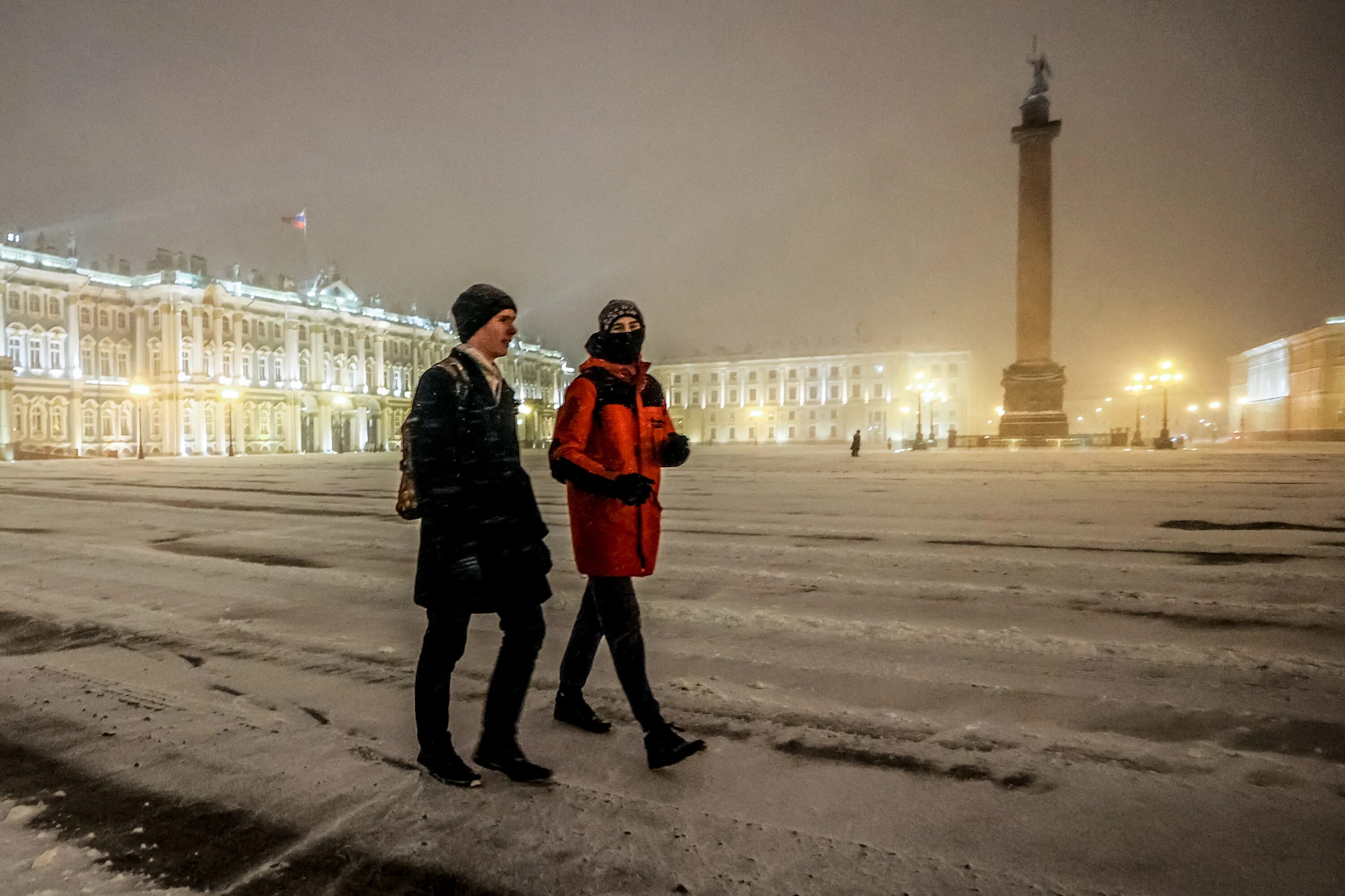 Новости про спб. Жители Санкт-Петербурга. Погода в Питере. Погода в Питере сегодня. В чем сейчас ходят в Питере в такую погоду.