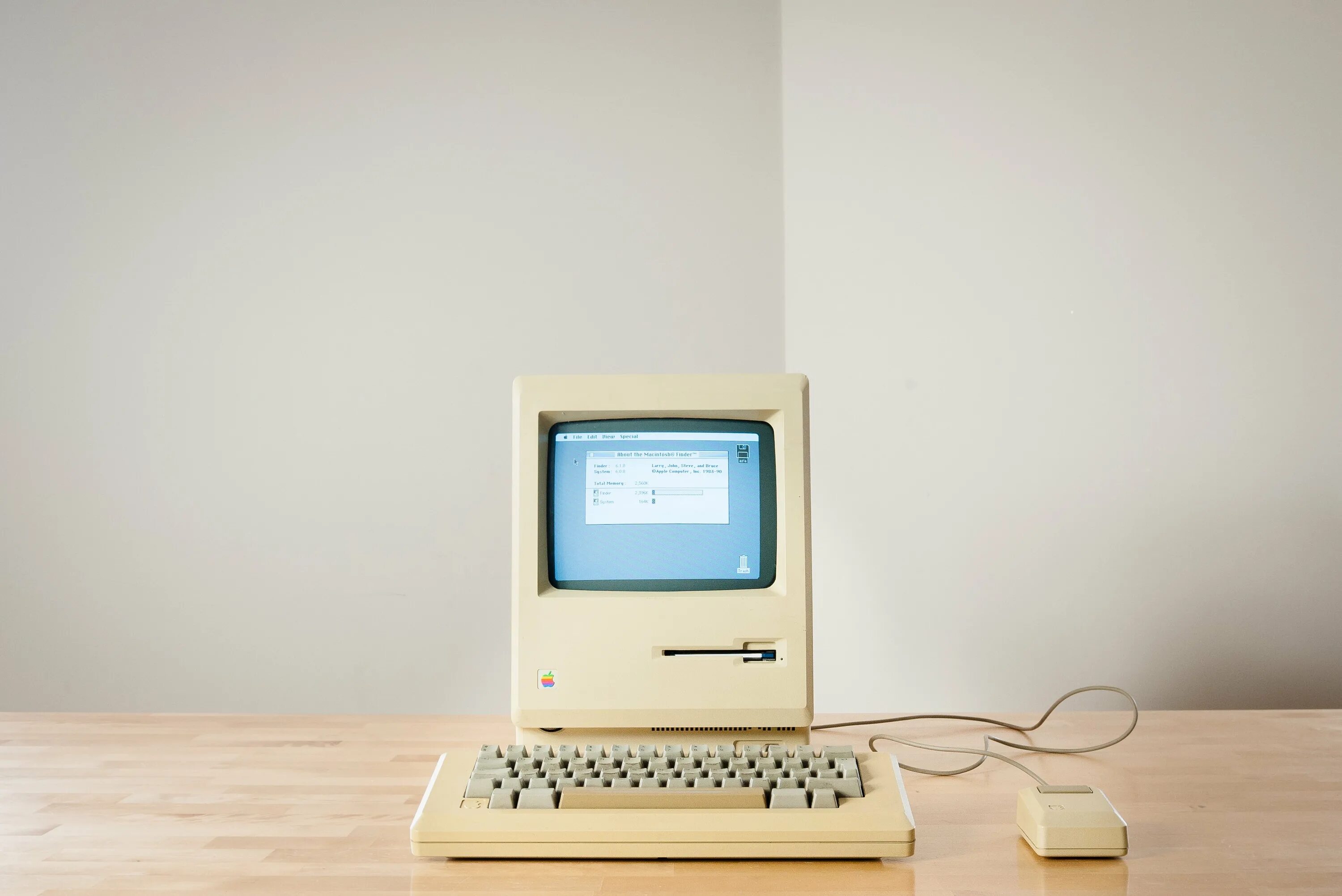 Old computer. Macintosh 512k. Ретро компьютер. Старый белый компьютер. Фон старый компьютер.