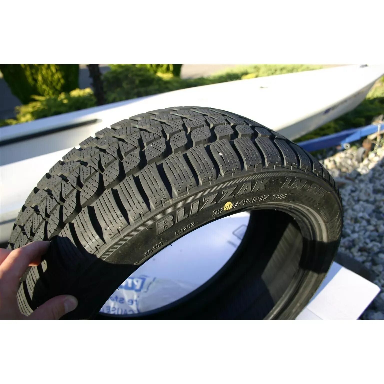 Резина зимняя нешипованные цена. Шины Bridgestone Blizzak LM-25. Bridgestone Blizzak lm25. Резина Бриджстоун близак. Bridgestone LM 25 RUNFLAT.