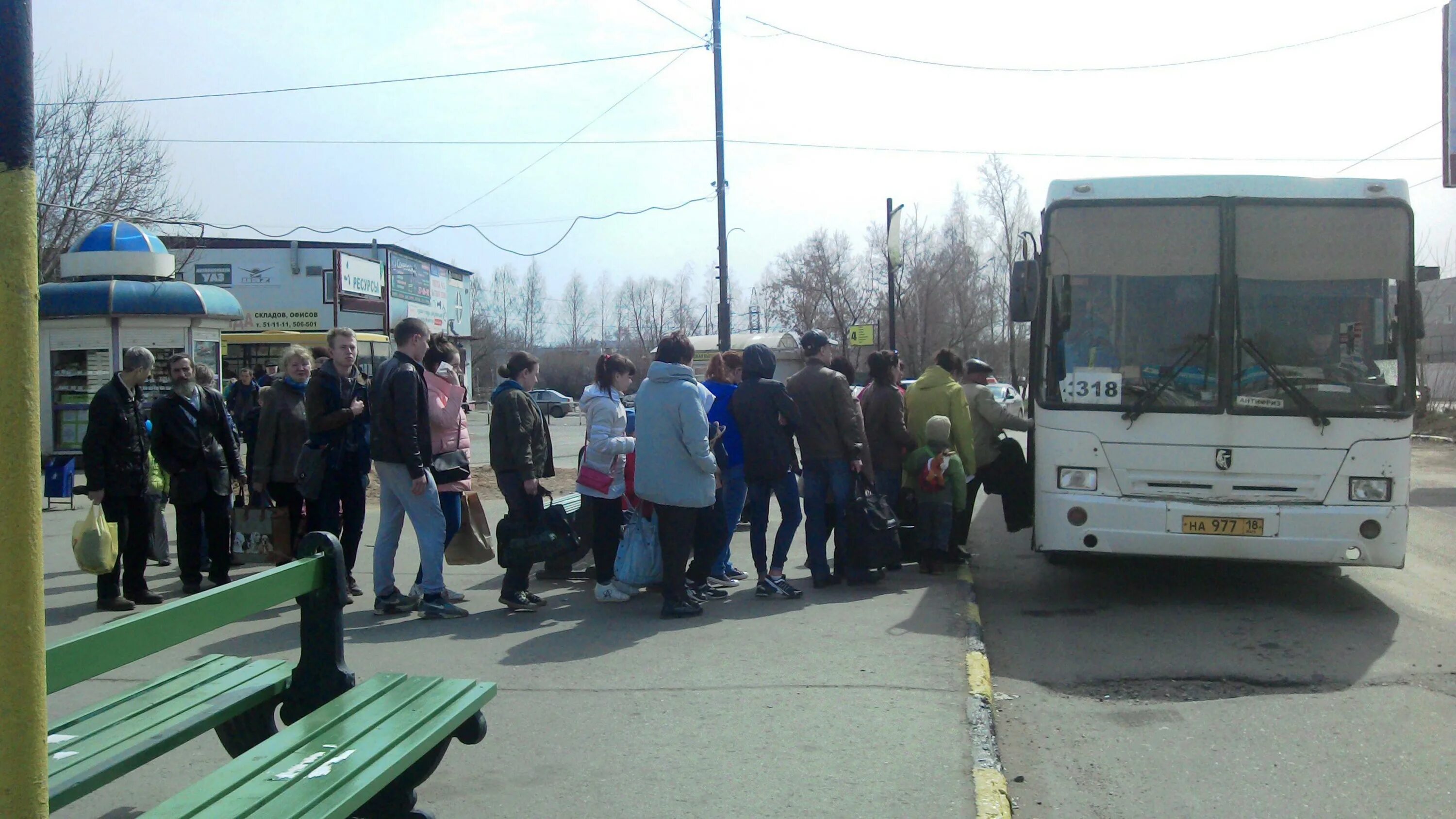 Автовокзалы удмуртии ижевск. Удмуртавтотранс. Автовокзал игра Удмуртия. Пассажироперевозки Удмуртия. Посадка пассажиров на автостанции Челнов.