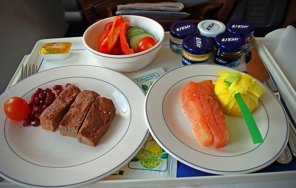 Предлагаю пообедать. Boeing 737 Аэрофлот питание. Еда в самолете. Еда в бизнес классе ЮТЭЙР. Питание бизнес класс Аэрофлот.