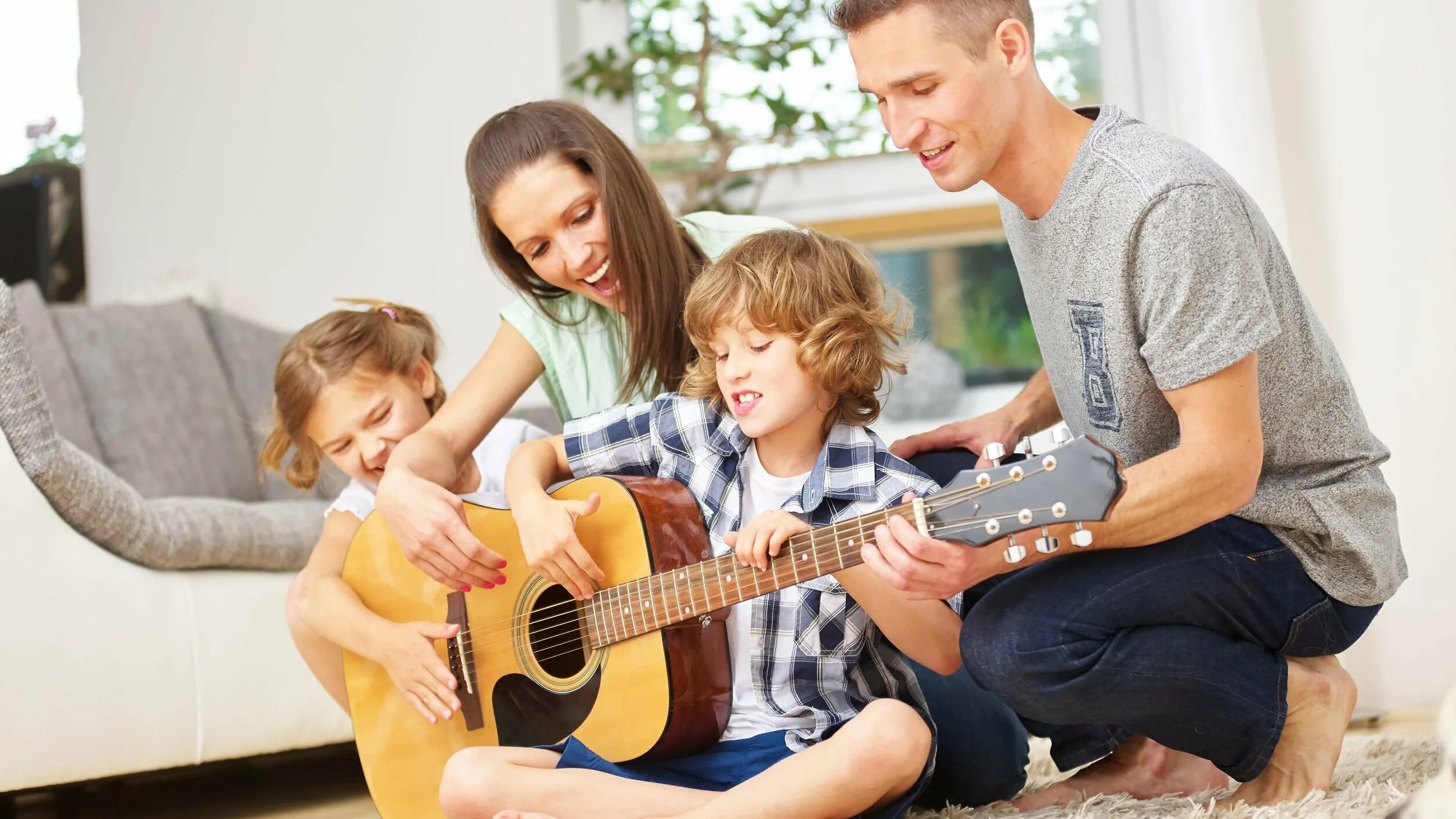 Музыкальная семья песня. Музыкальная семья. Ребенок с гитарой и родителями. Семья большая музыкальная. Гитара для детей.