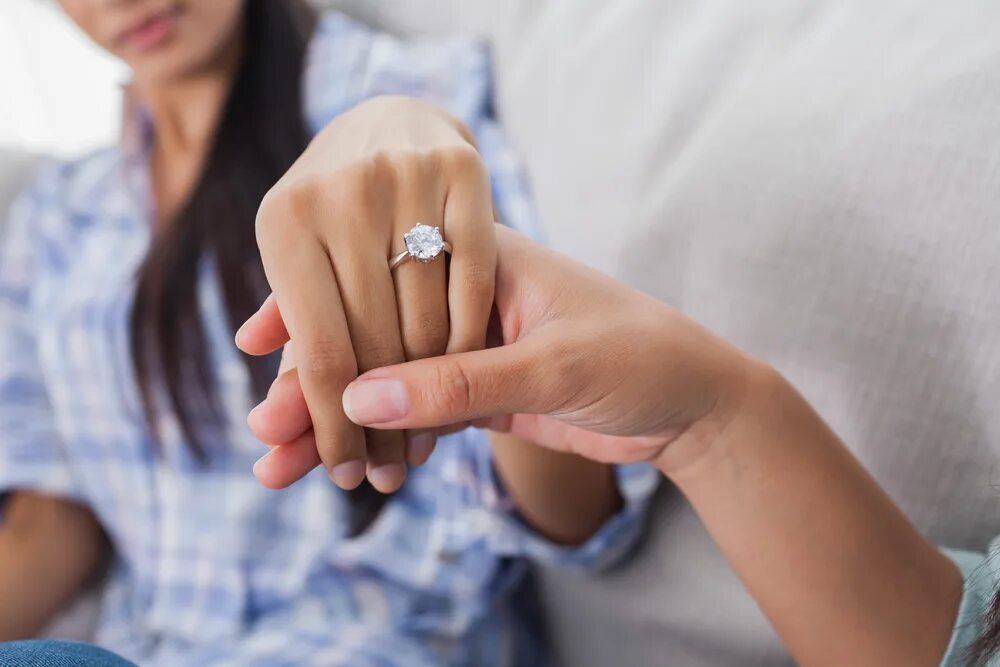 Девушка делает пальчик. Кольцо для предложения. Обручальное кольцо. Девушка с кольцом на пальце. Кольцо для Помолвки.