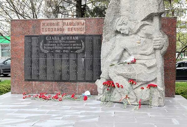 павшие живым. высоцкий в спектакле павшие и живые. павшие живым. павшие живым. памятники в районе ново переделкино.