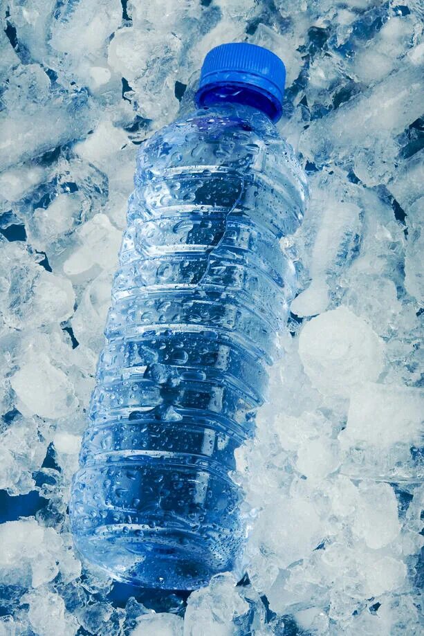 Бутылка холодной воды. Бутылка воды во льду. Ледяная вода в бутылке. Замороженная вода в бутылке