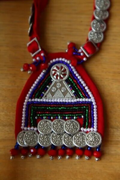 карпатские бусы. чувашские украшения на шею. самое ценное женское украшение у чувашей. хушпу национальный головной убор чувашии. марийские нагрудные украшения.