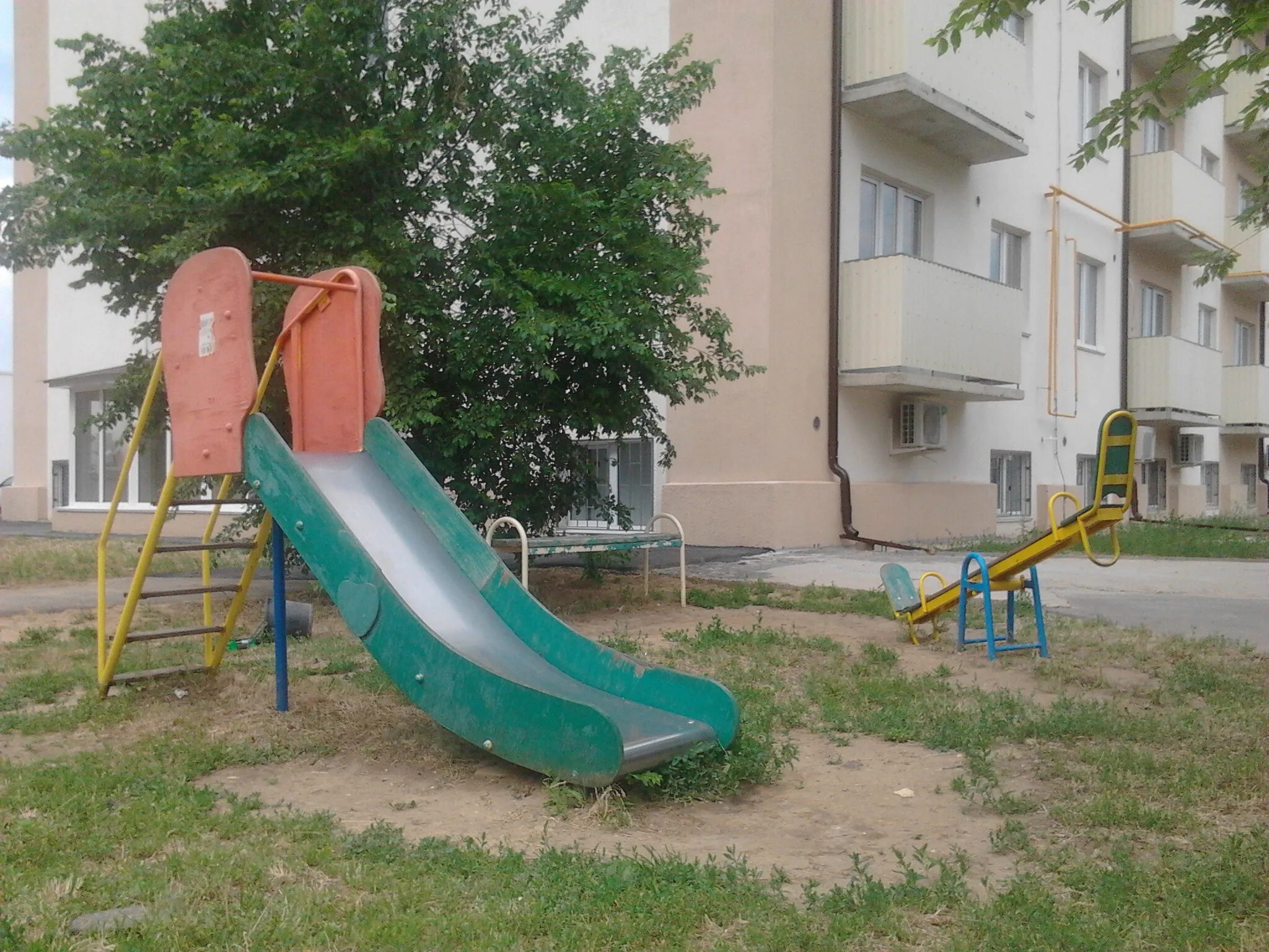 Столб подпирает детскую горку 3 9