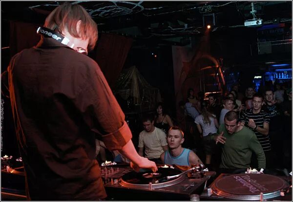 онлайн-школа диджеев pro stereo. неоновая девушка диджей. ди студия. диджей за пультом. девушка неон dj.