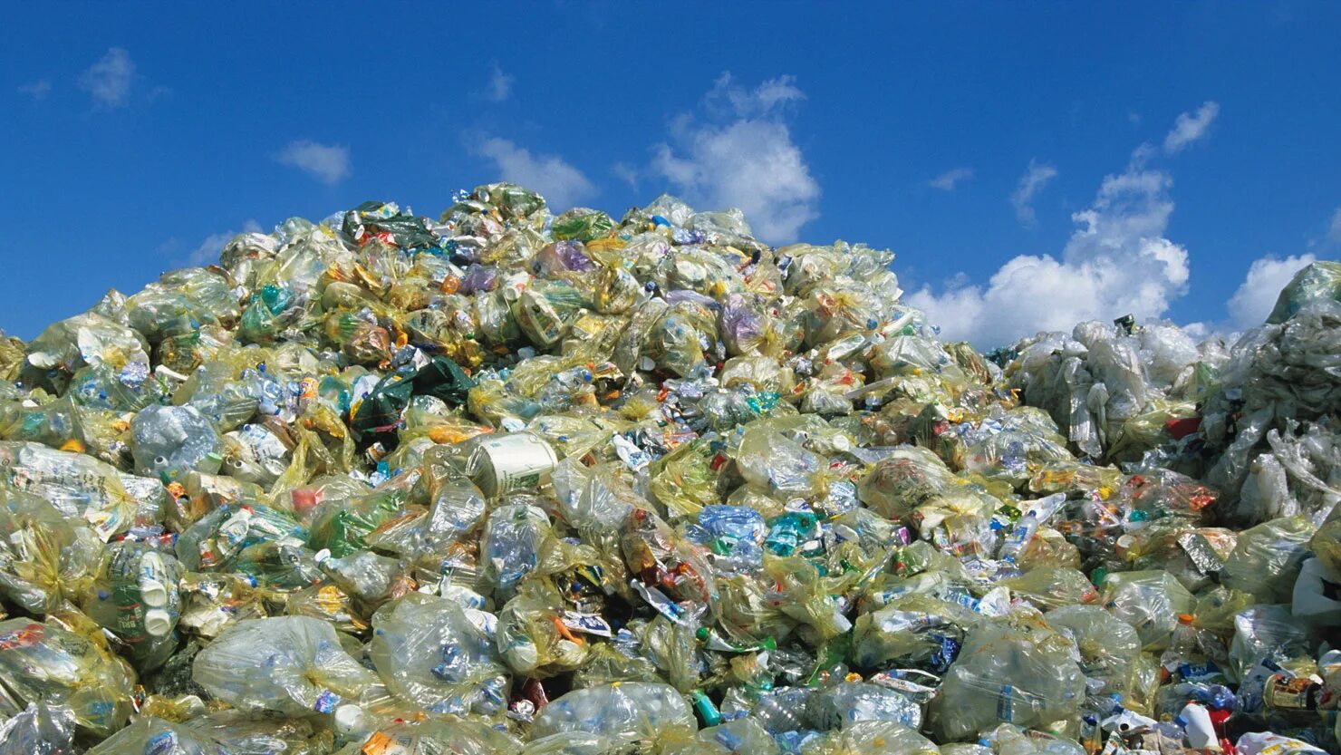 Пластиковых отходов. Пластиковые отходы в природе. Горы пластиковых отходов. Горы пластмассы.