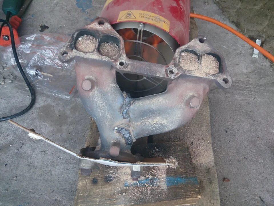 Сечет из выпускного коллектора. 4. Лопнул коллектор чугунный на гольф 2. Сечет коллектор. Выпускной коллектор в230f volvo 940.